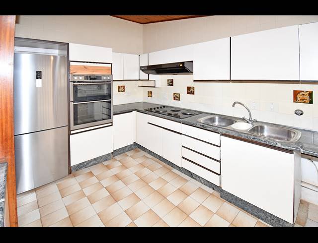 2 BEDROOM TOWNHOUSE FOR SALE IN HYDE PARK